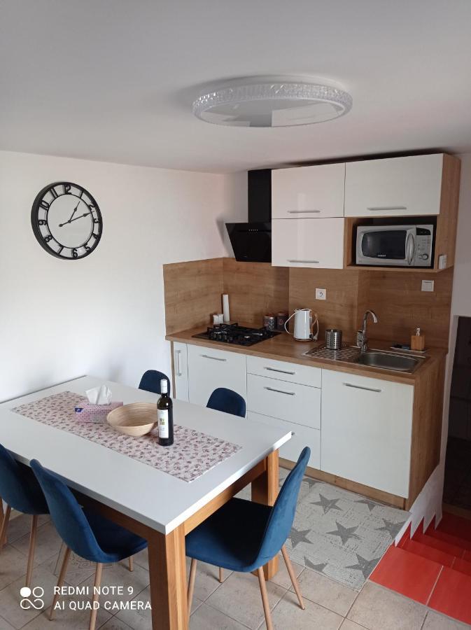 Apartman Julrich Vrbov Eksteriør billede