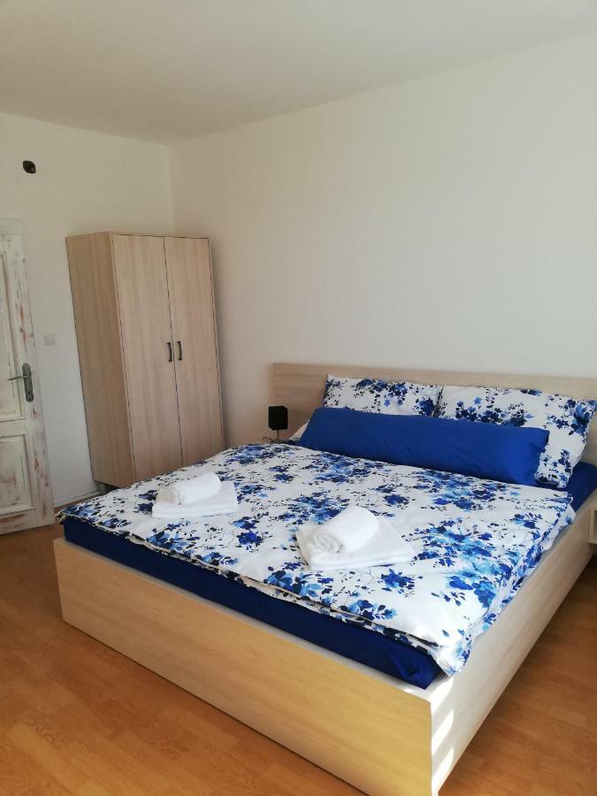 Apartman Julrich Vrbov Eksteriør billede