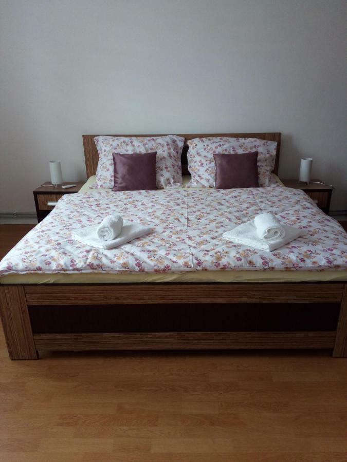 Apartman Julrich Vrbov Eksteriør billede